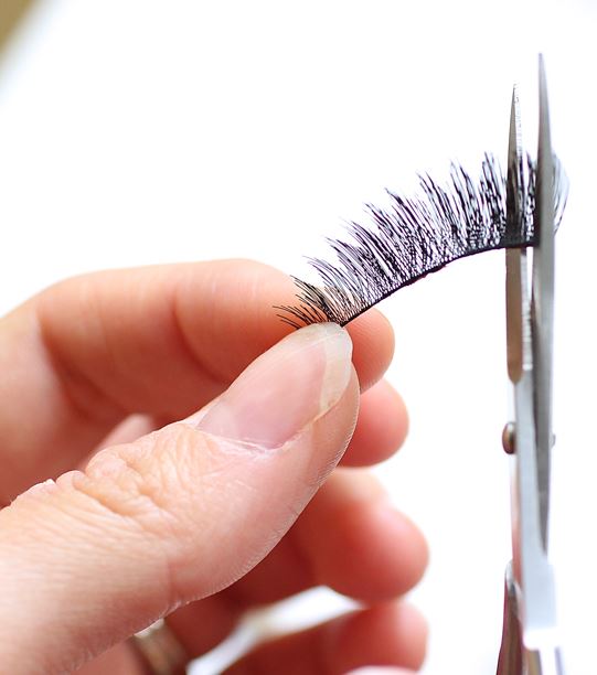 how to apply magnetic eyeliner and lashes(6)